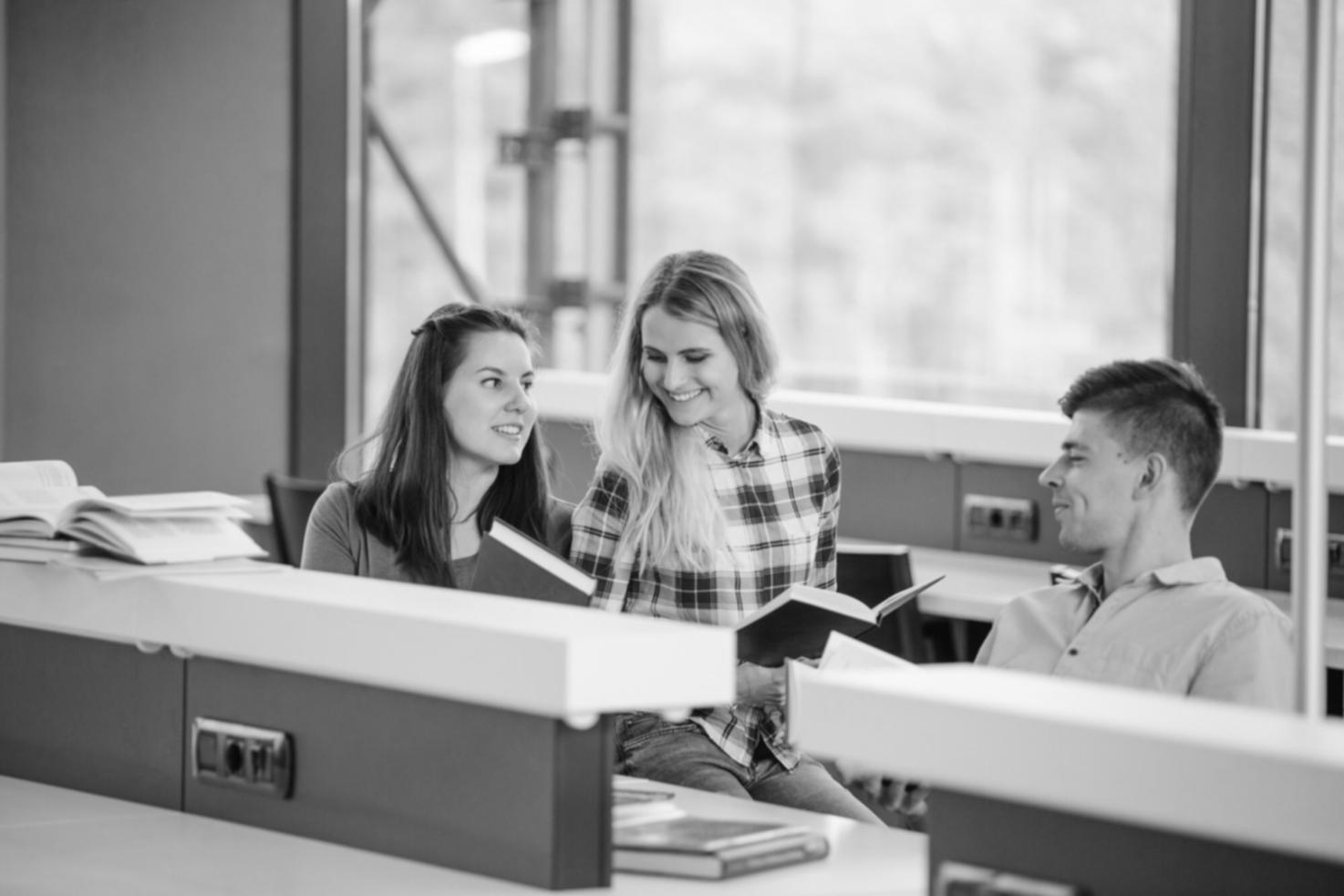 Estudiantes en clase de español